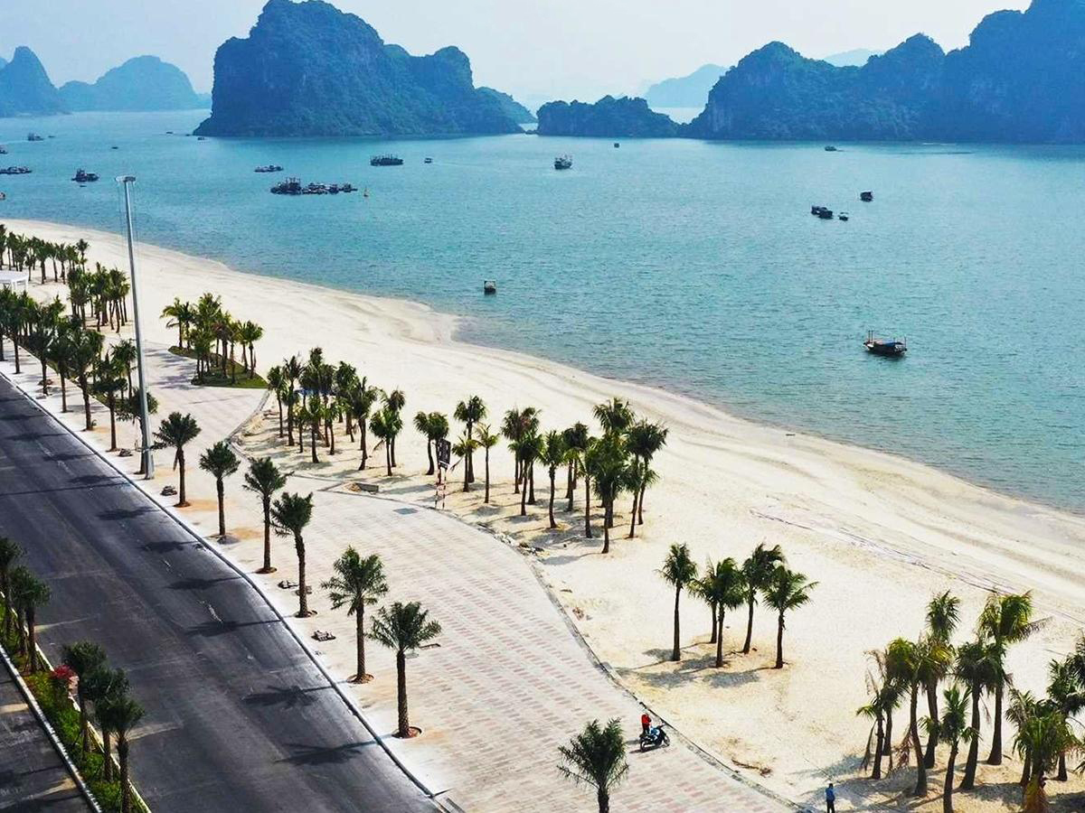 &nbsp;Du khách thường lựa chọn tắm biển Hạ Long vào sáng sớm hoặc chiều muộn để kết hợp ngắm bình minh và hoàng hôn
