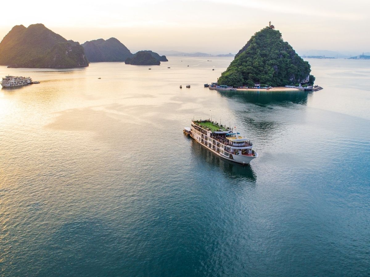 Nếu có thời gian, du khách có thể tham quan Vịnh Hạ Long vào buổi sáng sau đó vui chơi tại Sun World Ha Long vào buổi chiều