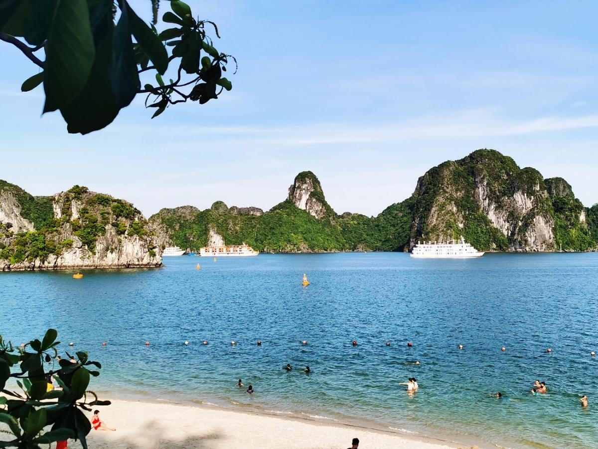 Buổi sáng là thời điểm rất thích hợp để tham quan và tắm biển tại Vịnh Hạ Long