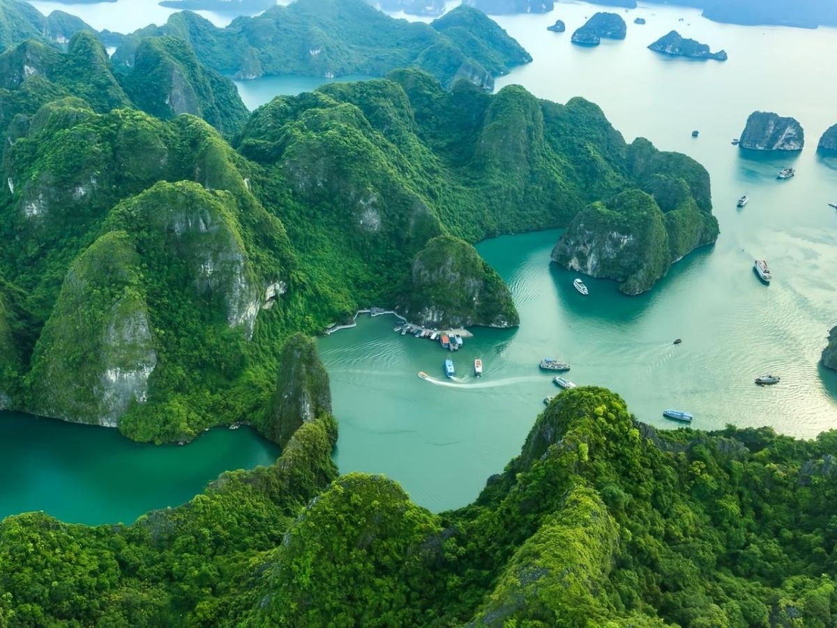 Sự kết hợp giữa biển, núi và đô thị mang đến nhiều lựa chọn trải nghiệm cho du khách trong thời gian lưu trú tại Hạ Long 