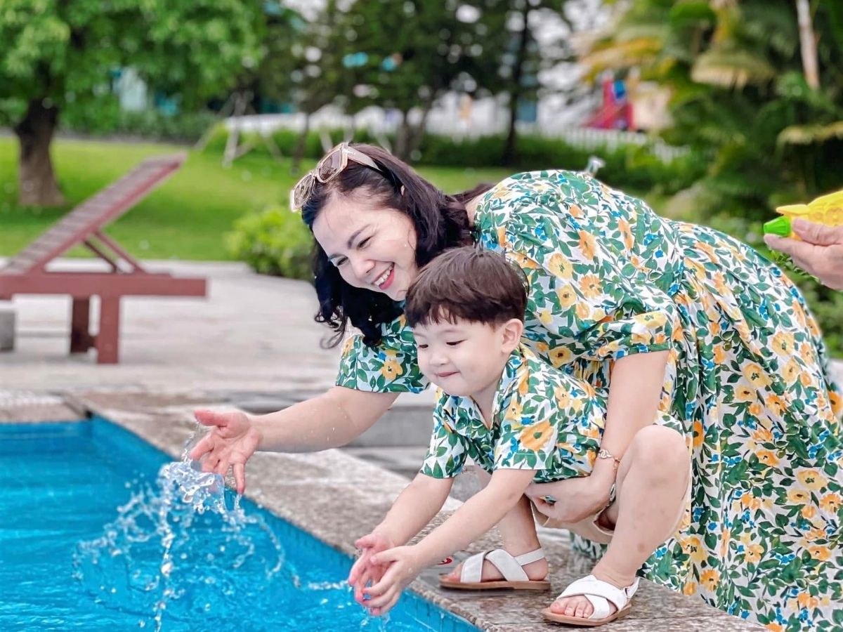 Trẻ em rất thích các hoạt động tắm biển và vui chơi trên cát vì thế du khách nên sắp xếp lịch trình phù hợp 