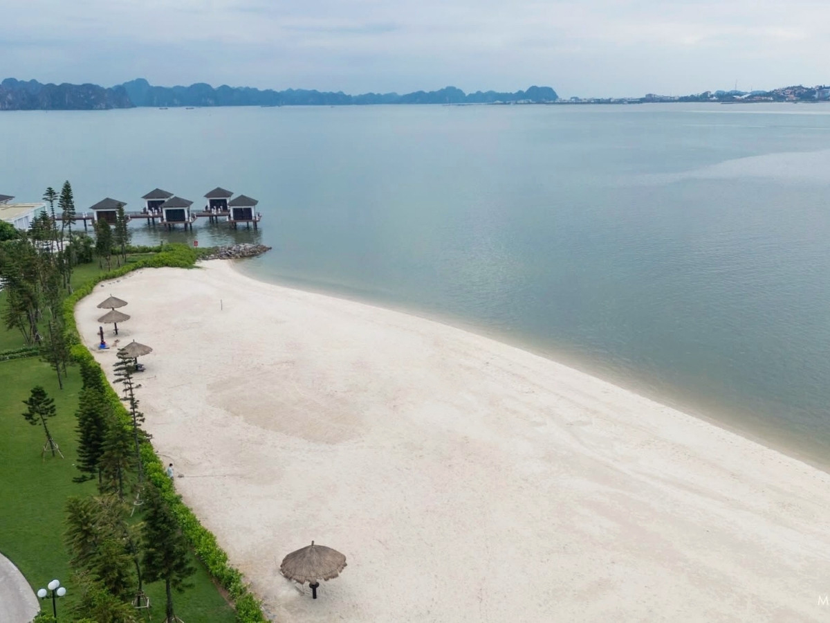 Các bãi biển ở Hạ Long tương đối êm trong điều kiện thời tiết ổn định, bờ cát rộng nên rất phù hợp cho các bạn nhỏ vui chơi và tắm biển
