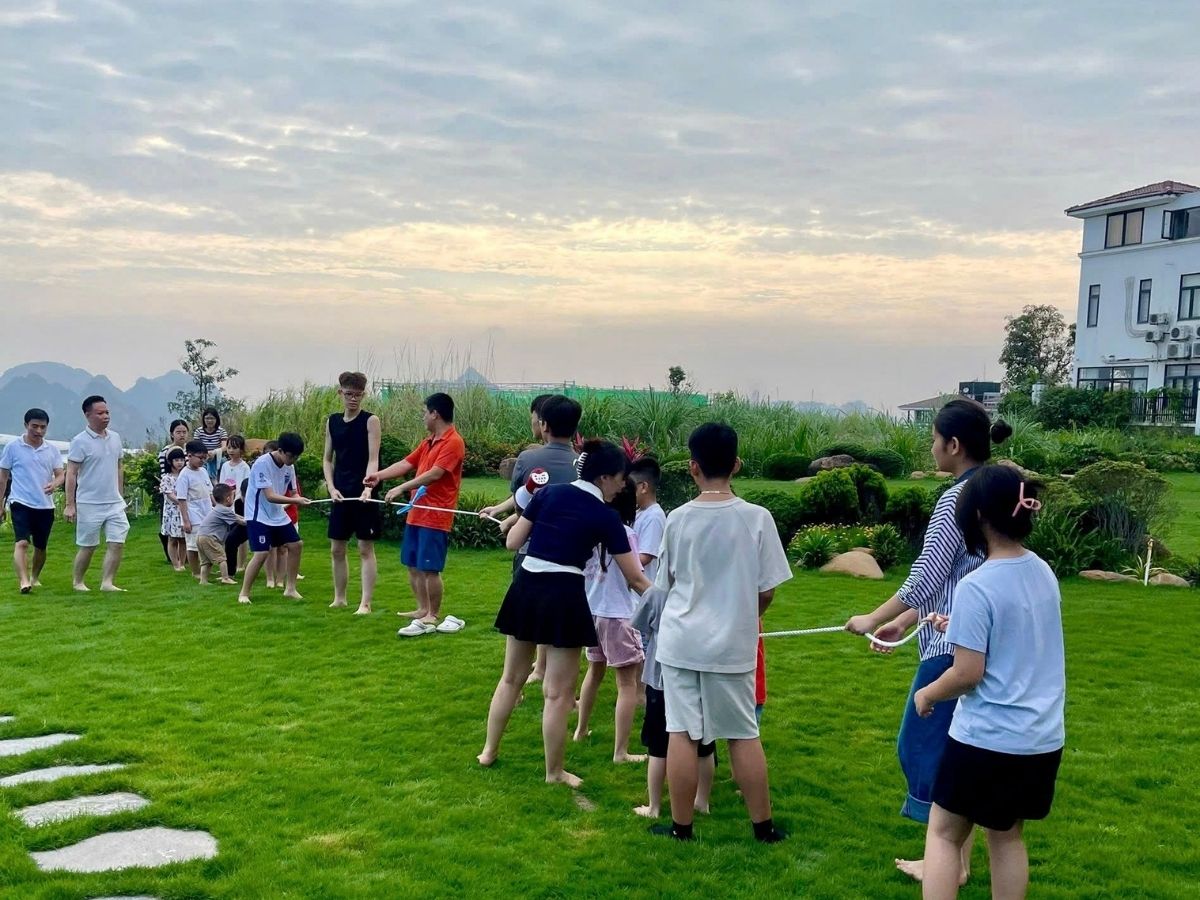 Mùa hè, từ tháng 5 đến tháng 8, trùng với kỳ nghỉ của học sinh nên lượng khách gia đình có xu hướng tăng