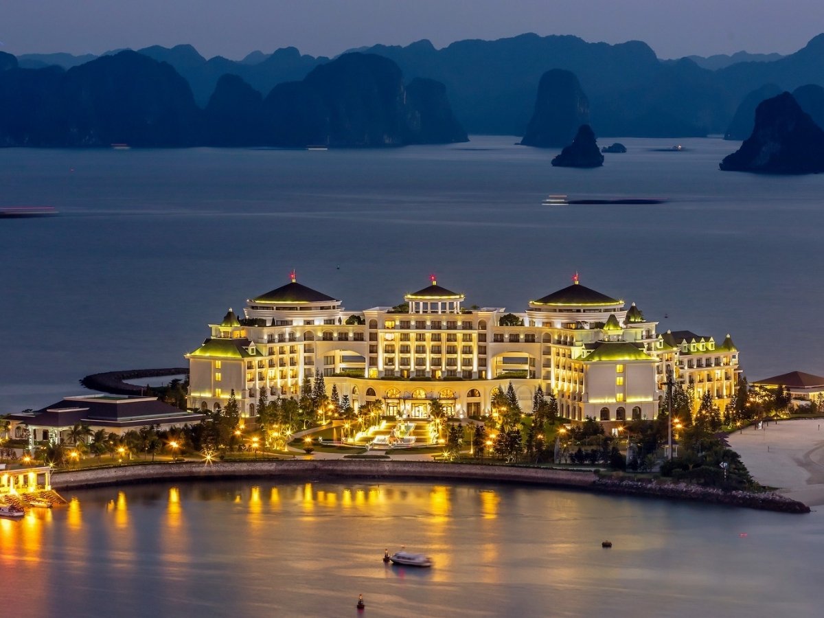 Vinpearl Resort & Spa Hạ Long sở hữu lợi thế không gian biệt lập hoàn toàn giữa biển 