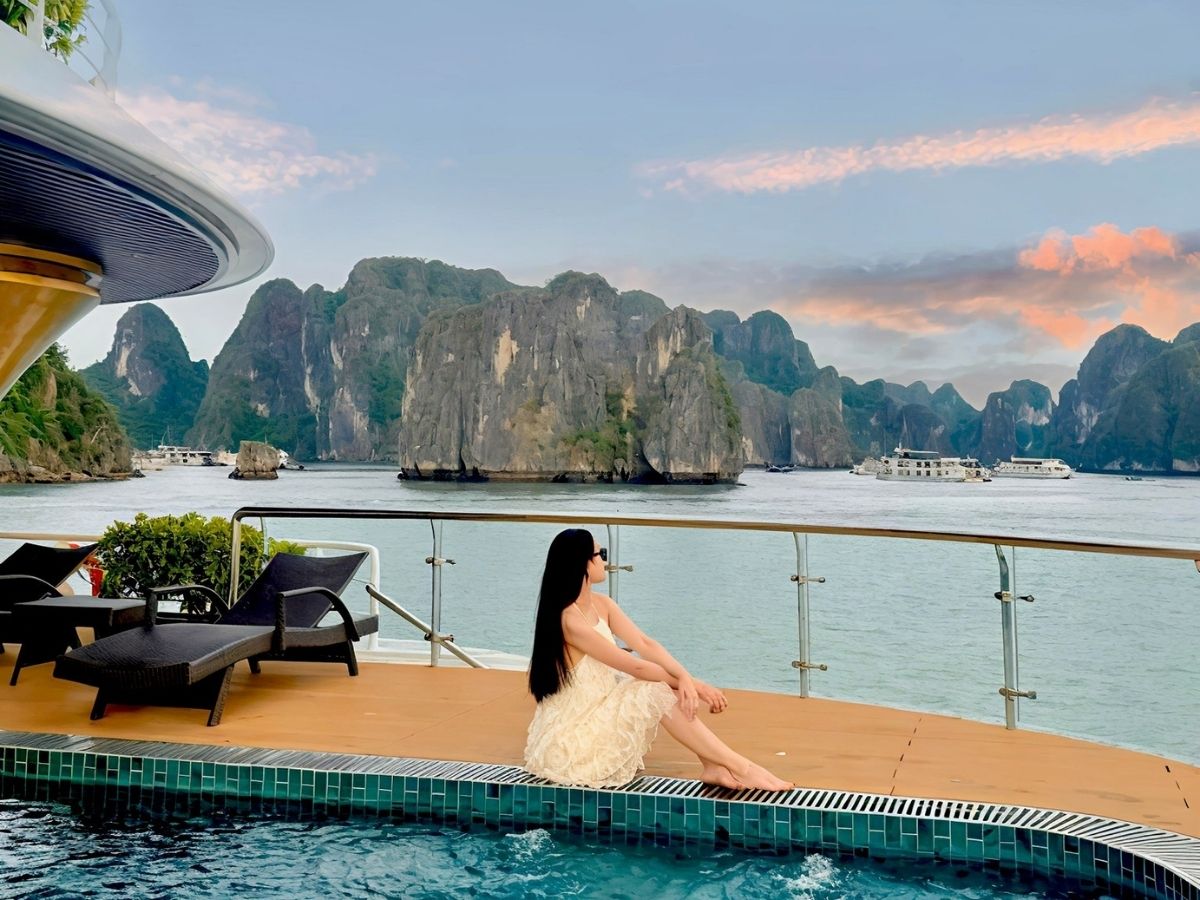 Việc đặt tour trước từ 3–6 tuần giúp du khách giữ được mức giá ổn định và có nhiều lựa chọn về hạng phòng