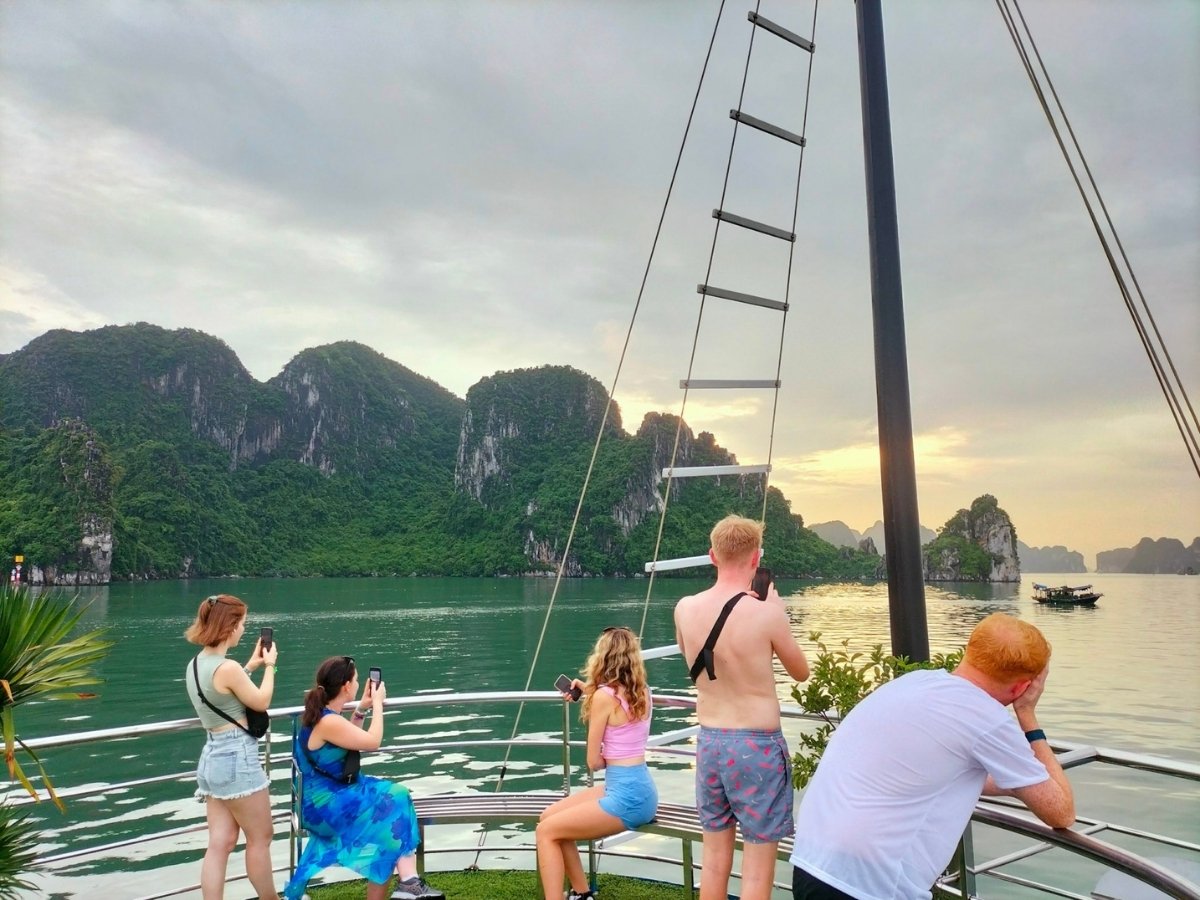 Giá tour Hạ Long hè 2026 phụ thuộc vào lịch trình 2 ngày 1 đêm, 3 ngày 2 đêm và hạng phòng mà du khách lựa chọn 