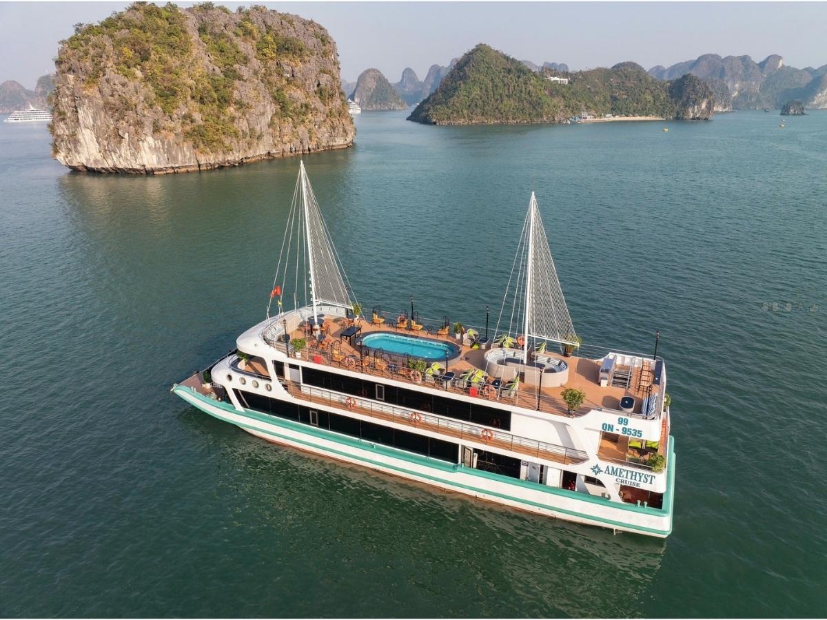 Tour du thuyền Hạ Long thường kéo dài 4–6 giờ, kết hợp tham quan hang động, ngắm cảnh và trải nghiệm các hoạt động nhẹ nhàng trên vịnh