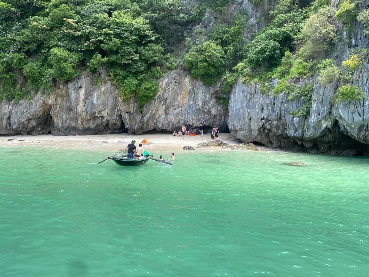 Du khách nên lựa chọn trang phục nhẹ, thấm hút tốt, mũ rộng vành, kính râm và kem chống nắng khi đi du lịch Hạ Long vào mùa hè