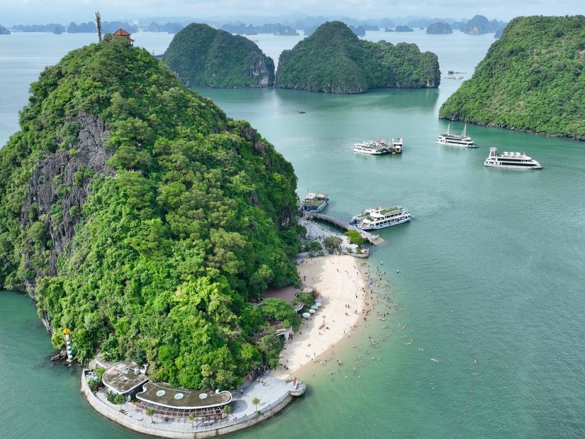 Tour tham quan Vịnh Hạ Long sẽ kéo dài khoảng nửa ngày với nhiều hoạt động thú vị trên biển 