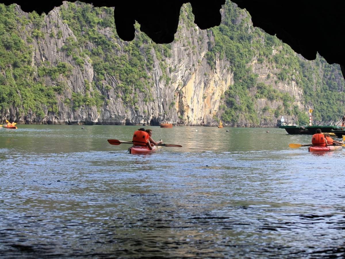 Tour Hạ Long 2 ngày 1 đêm phù hợp với du khách muốn tận dụng kỳ nghỉ ngắn để trải nghiệm những điểm nổi bật của thành phố biển