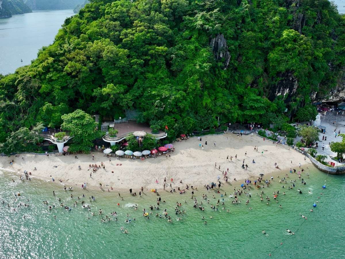 Mùa hè là thời điểm biển Quảng Ninh bước vào giai đoạn đẹp và sôi động nhất trong năm