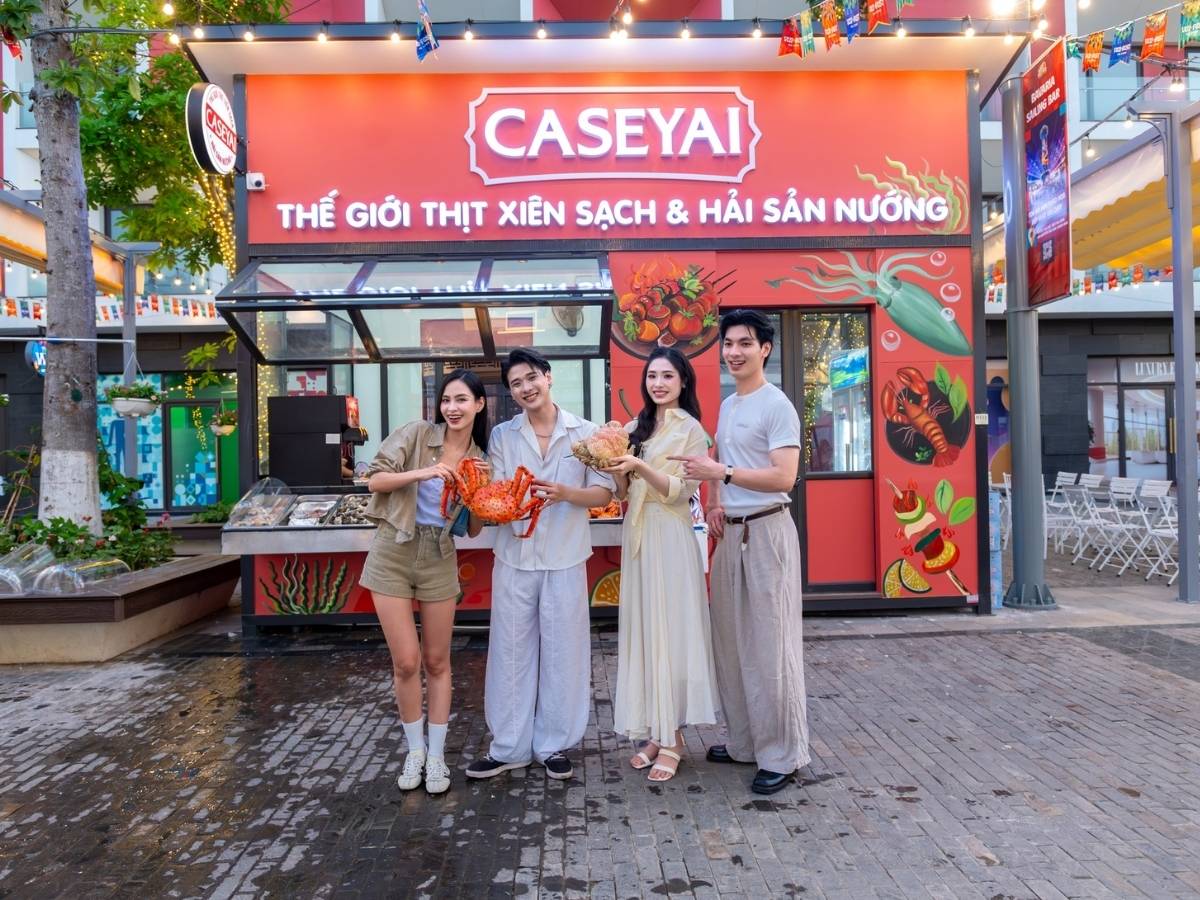 VUI-Fest tọa lạc tại khu phố ven biển, gần các khu công viên giải trí, khu phố đi bộ và chỉ cách bãi biển Bãi Cháy một quãng rất ngắn.