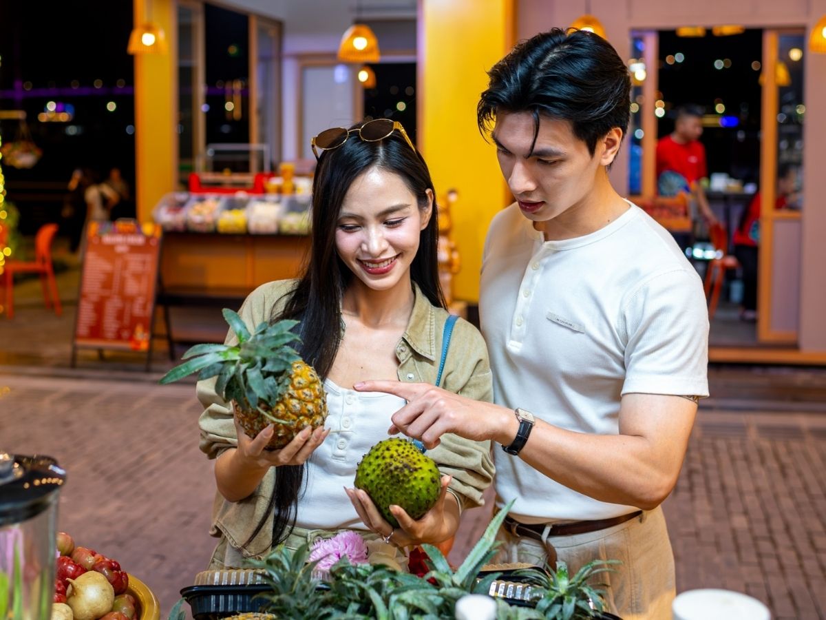Không gian phố đêm được nâng cấp với hệ thống ánh sáng hiện đại và decor theo concept “thương cảng phồn hoa”.