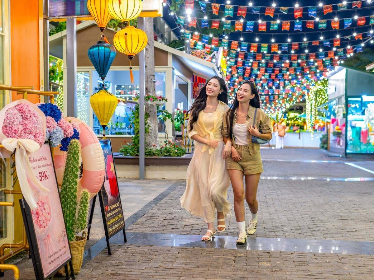VUI-Fest nằm tại trung tâm Bãi Cháy nên thường rất đông vào cuối tuần và mùa cao điểm.
