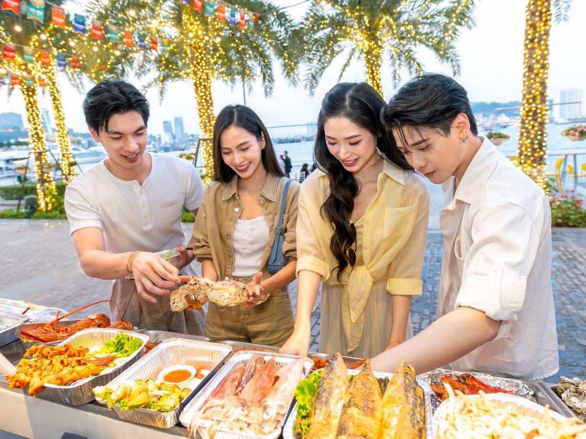 Không gian ẩm thực tại VUI-Fest trở nên hấp dẫn hơn khi kết hợp giữa ăn uống và hoạt động thực tế.