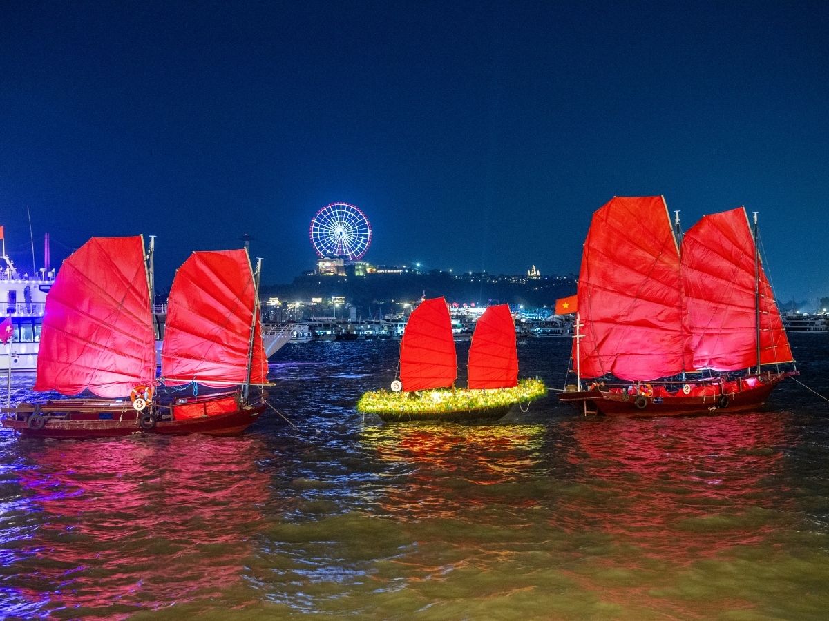 Điểm khác biệt lớn nhất tại VUI-Fest Ha Long chính là màn thủy diễn thuyền buồm đỏ trải nghiệm gần như không có ở bất kỳ khu phố đêm nào khác.