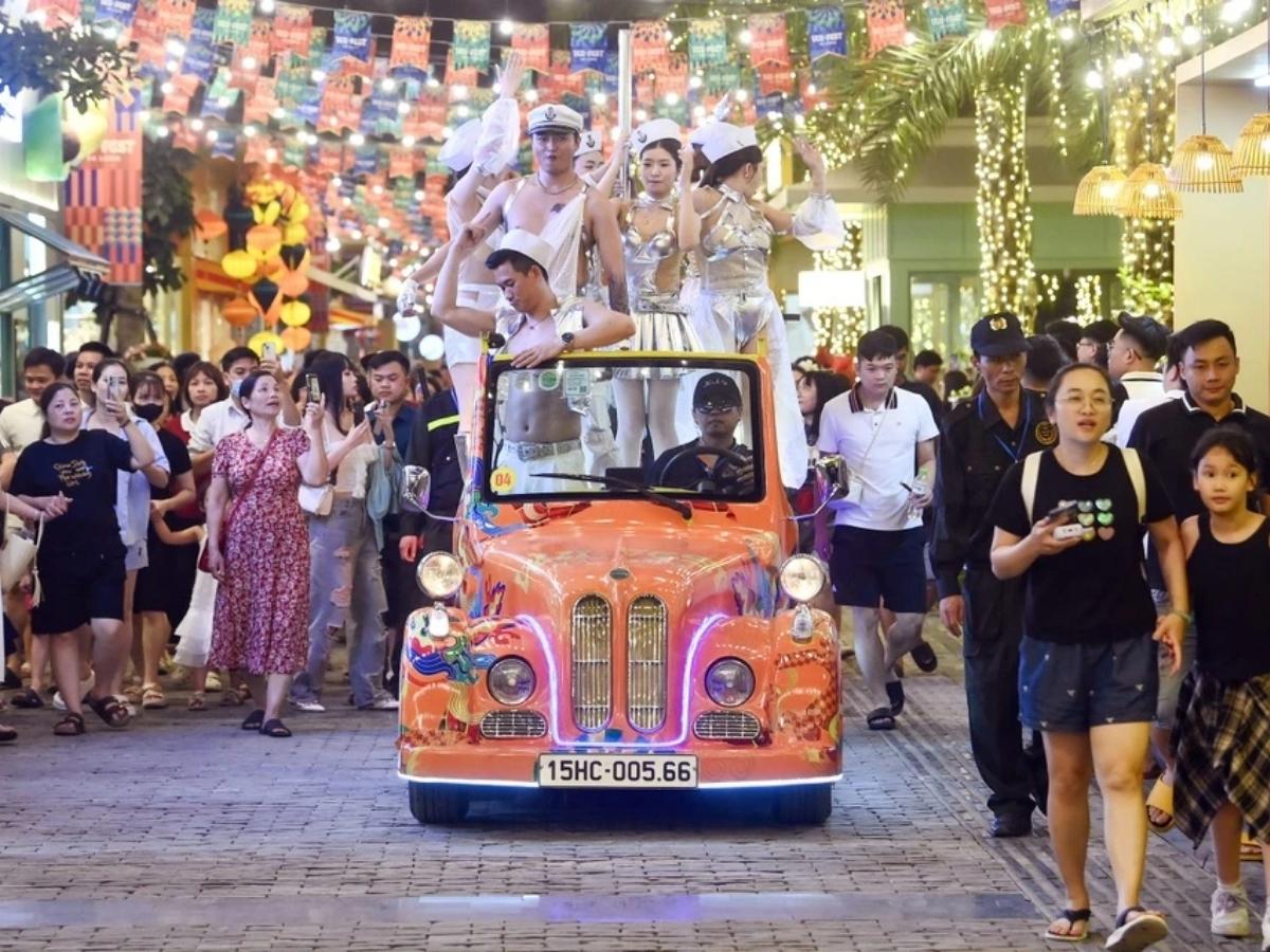 Một điểm rất mới tại VUI-Fest là sân khấu biểu diễn với hệ thống âm thanh, ánh sáng hiện đại.