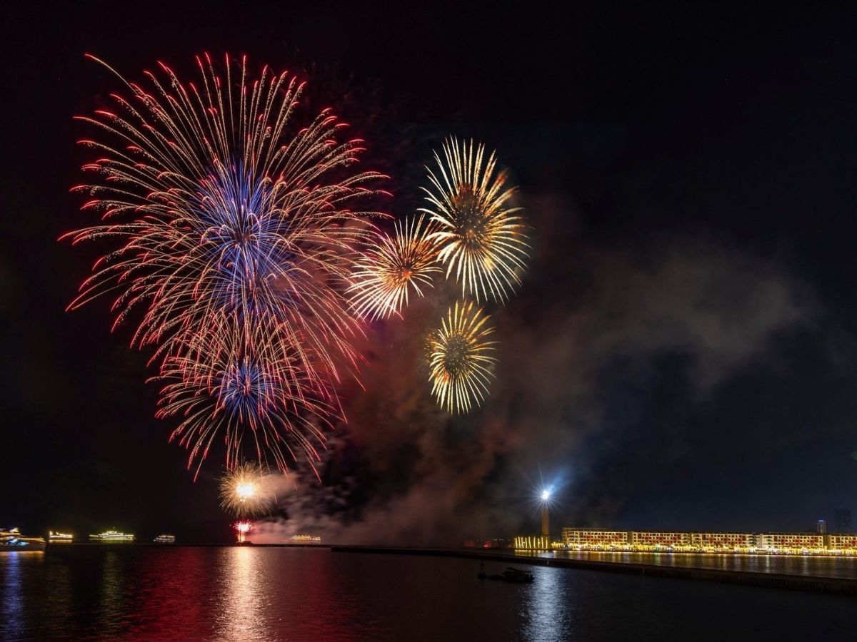 Khi tìm hiểu xem pháo hoa VUI-Fest Ha Long lúc mấy giờ, bạn nên lưu ý khung giờ thực tế có thể muộn hơn so với dự kiến ban đầu.