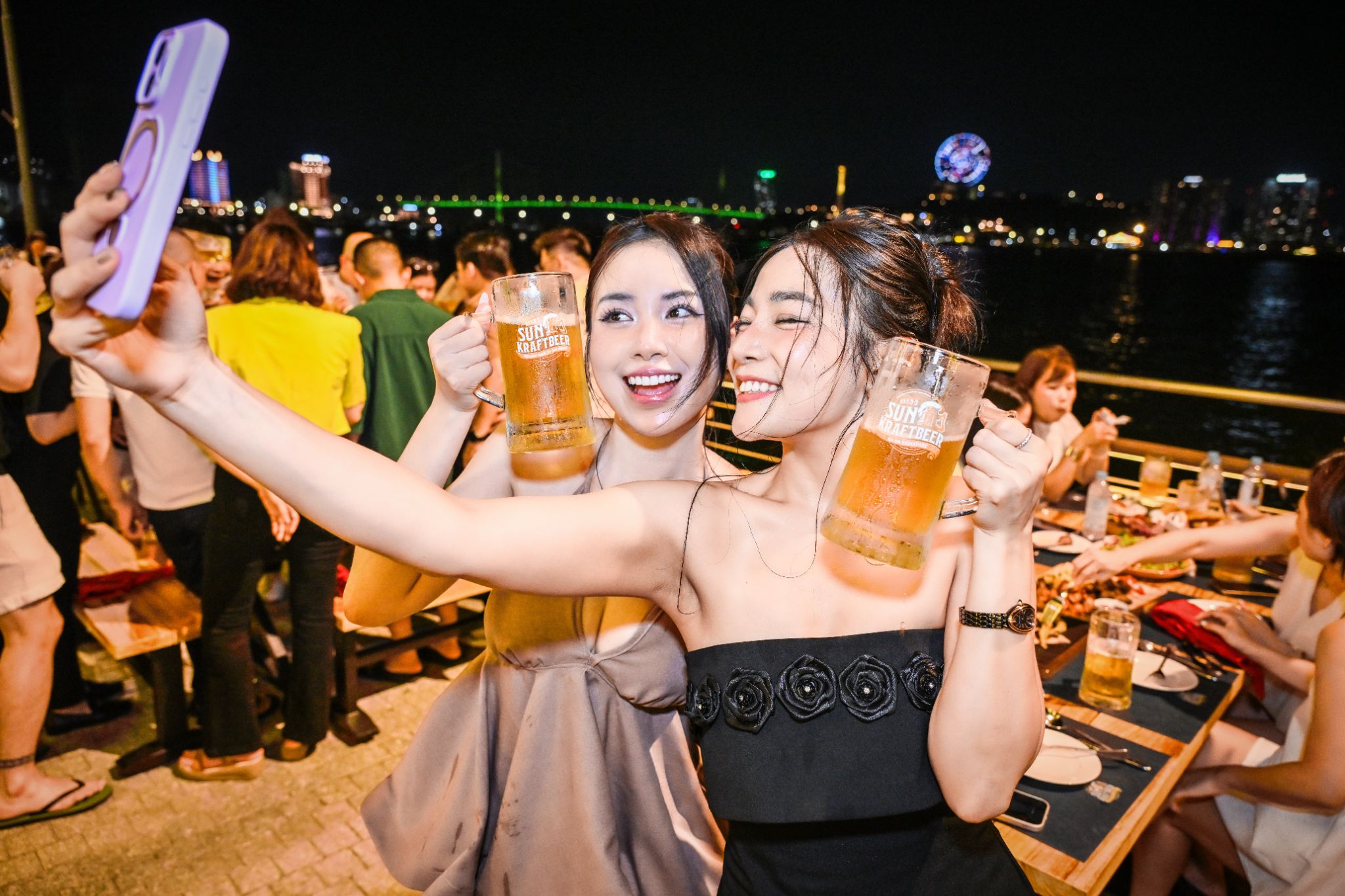 Bên cạnh các hoạt động biểu diễn, du khách có thể kết hợp ăn uống và dạo chơi tại VUI-Fest Hạ Long