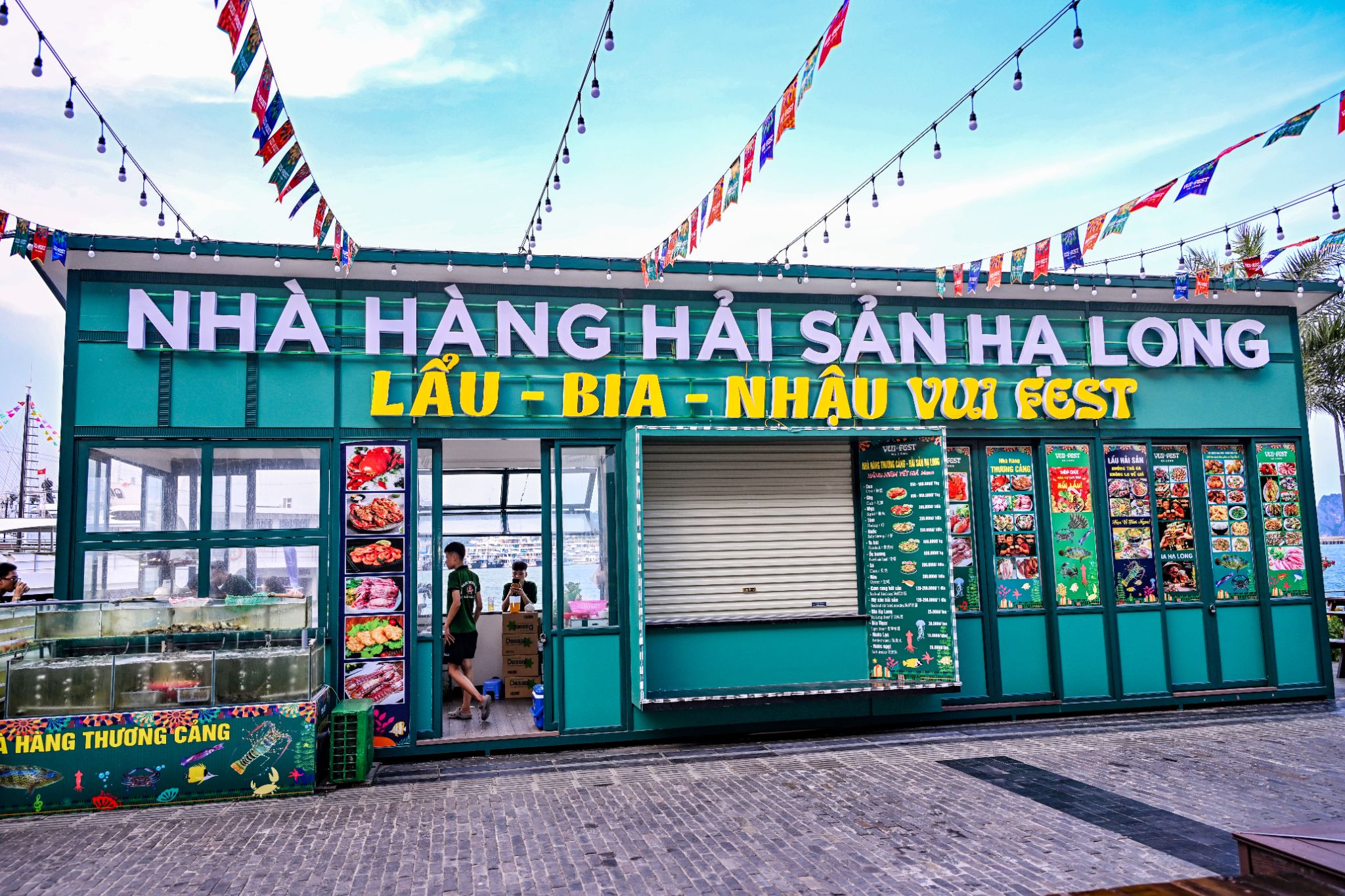 Các khu vực ven biển Bãi Cháy, lối đi bộ gần quảng trường đều là những vị trí thuận lợi để thưởng thức show ánh sáng Bãi Cháy buổi tối