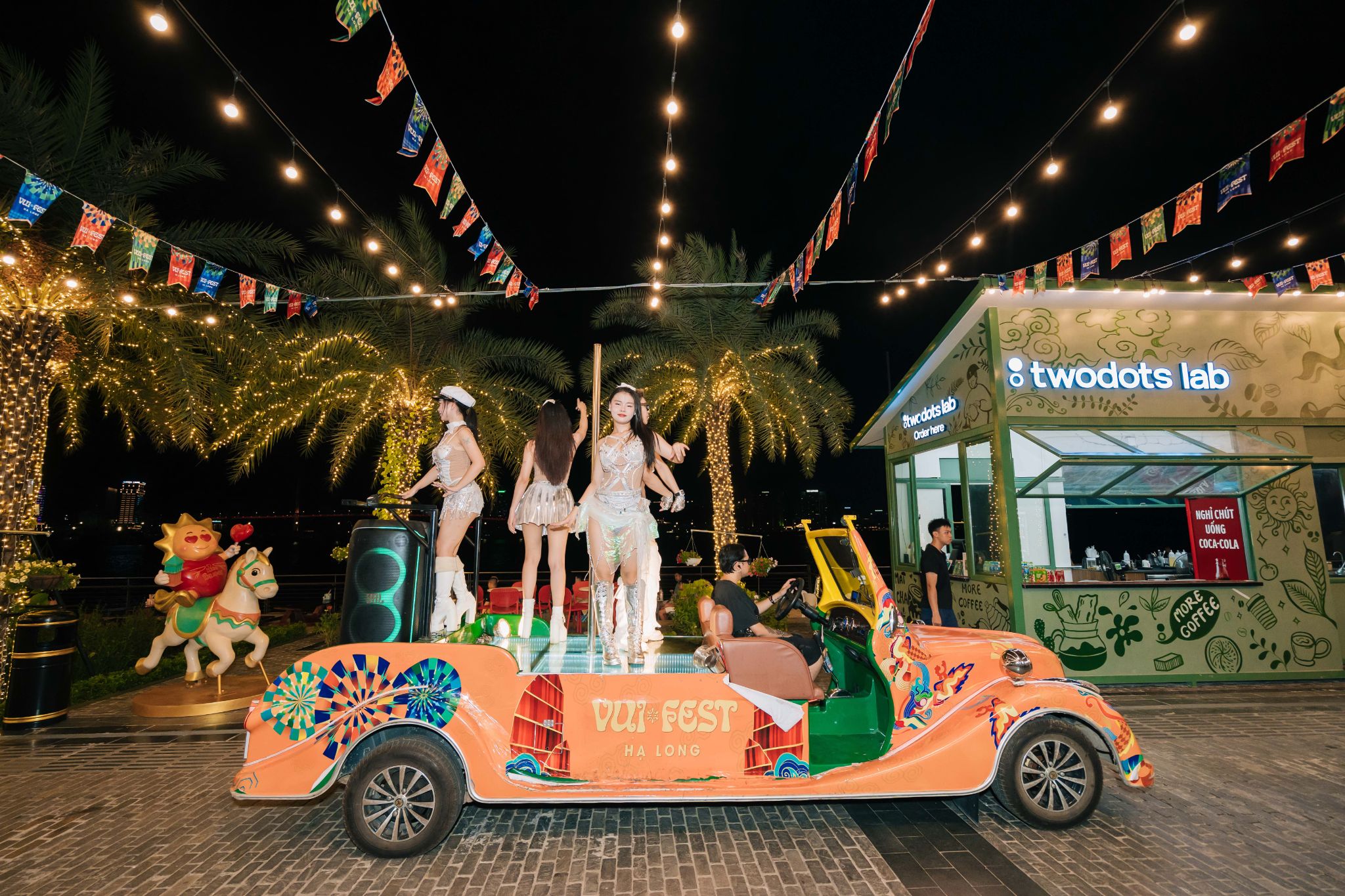 Các hoạt động biểu diễn âm nhạc và nghệ thuật ngoài trời tại VUI-Fest Hạ Long diễn ra xuyên suốt từ khoảng 19 giờ đến 22 giờ 30 phút