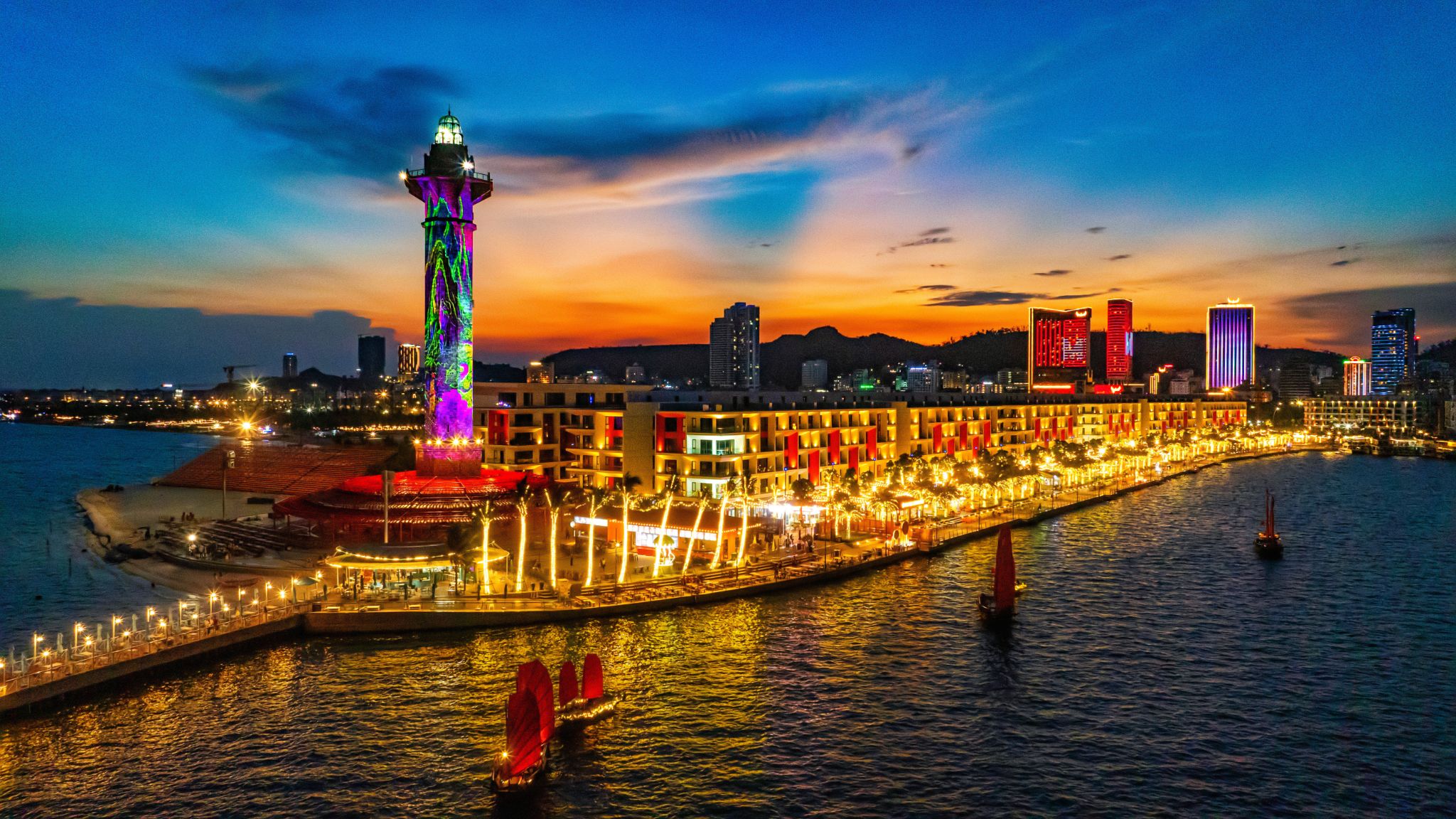 Sự kiện ánh sáng Hạ Long 2026 là chuỗi hoạt động trình diễn ánh sáng, âm thanh và giải trí diễn ra vào buổi tối tại thành phố Hạ Long 