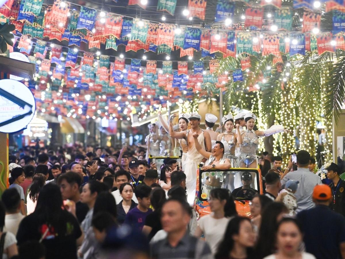 Trong quá trình chụp ảnh, du khách có thể kết hợp trải nghiệm các hoạt động tại VUI-Fest Hạ Long để hành trình trở nên đa dạng hơn