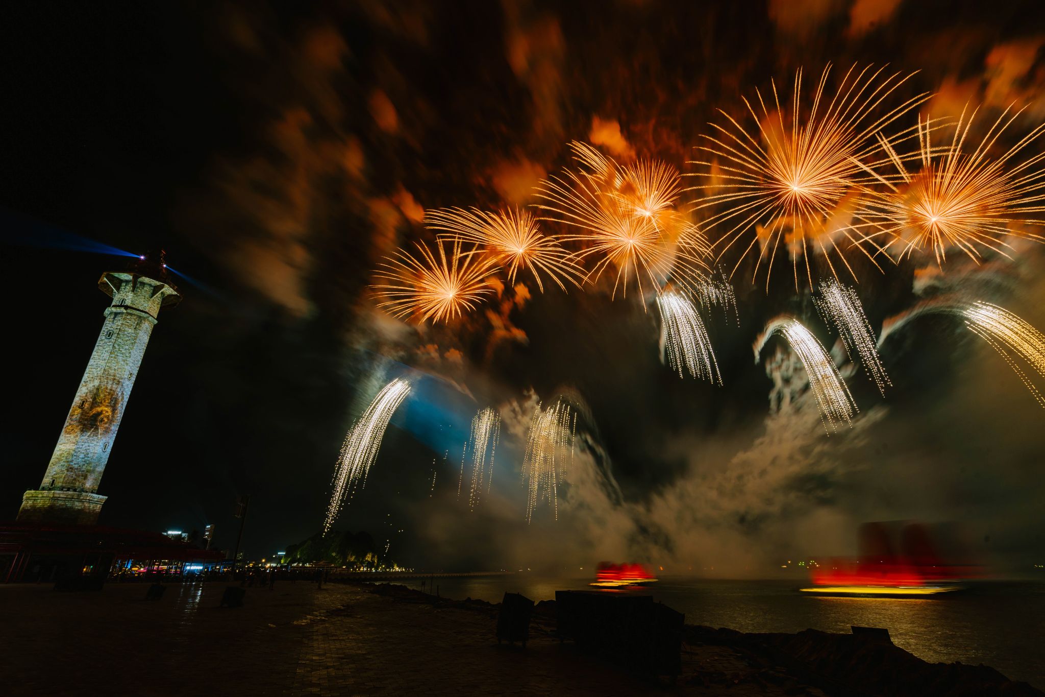 Điểm nổi bật của pháo hoa tại VUI-Fest Hạ Long nằm ở sự kết hợp giữa hiệu ứng ánh sáng hiện đại và không gian tự nhiên của vịnh Hạ Long 