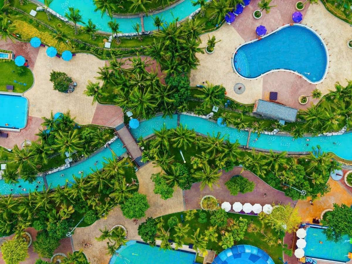 Công viên nước Typhoon Water Park là điểm đến phù hợp trong mùa hè, giúp du khách giải nhiệt và thư giãn với nhiều trò chơi dưới nước