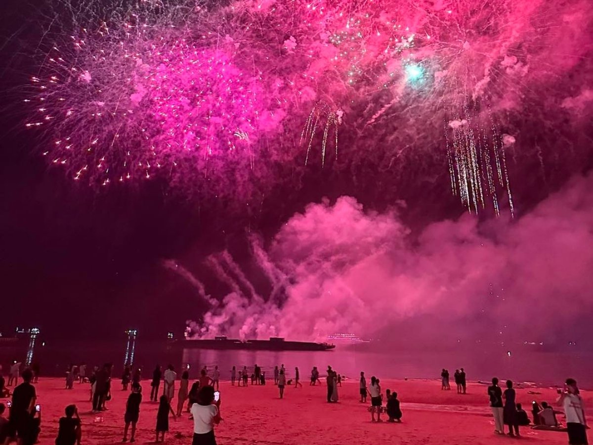 Du khách nên đi VUI-Fest Ha Long từ chiều muộn đến tối để có đủ thời gian dạo chơi, ăn uống và chọn vị trí xem các hoạt động biểu diễn