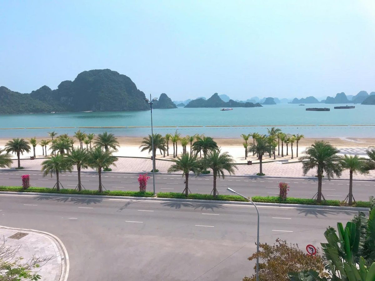 Chiều tối là thời điểm phù hợp để du khách dạo biển Bãi Cháy và tận hưởng không khí mát mẻ bên vịnh Hạ Long
