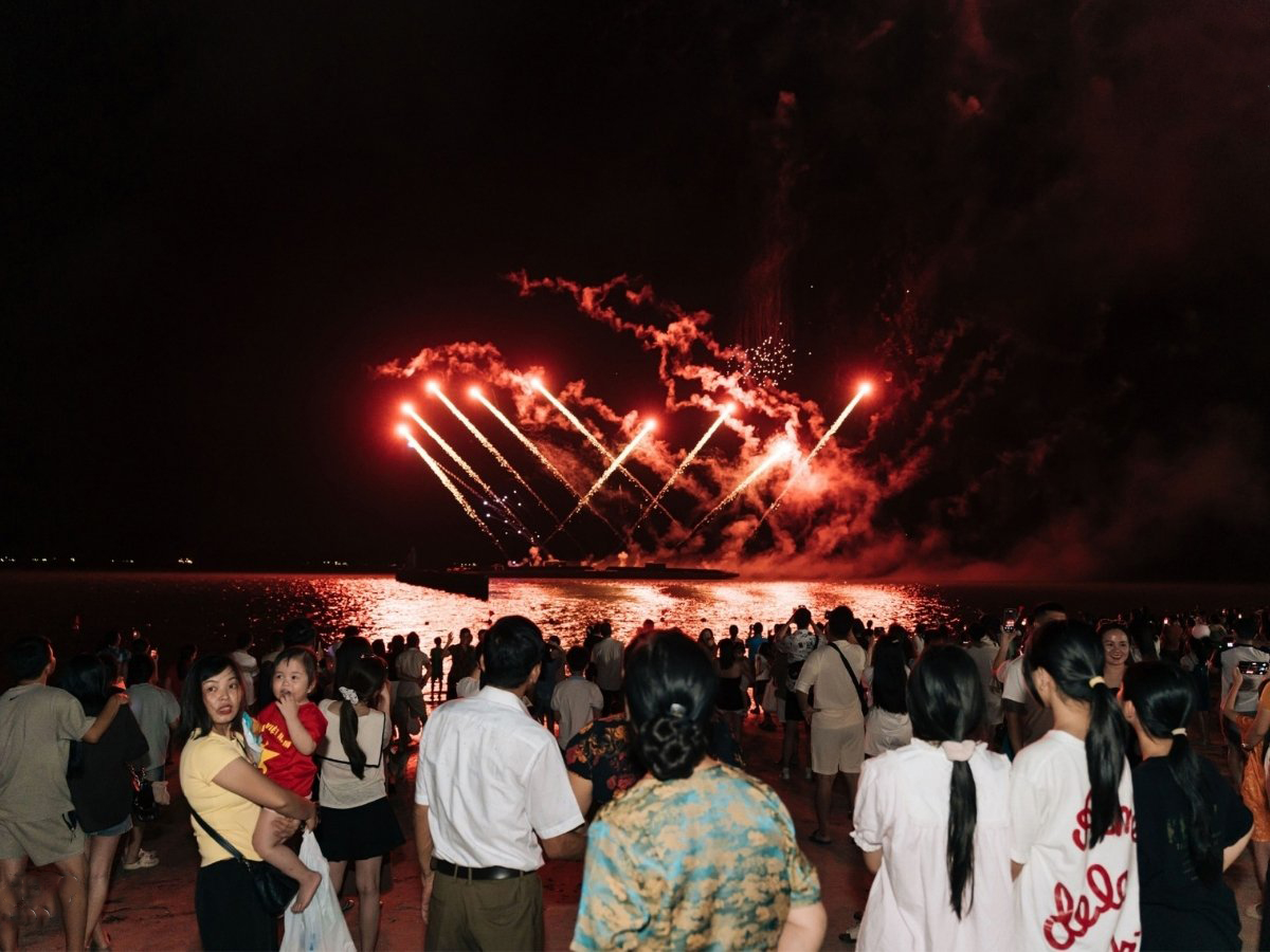 VUI-Fest Ha Long tạo nên không khí lễ hội rõ nét vào buổi tối với pháo hoa tầm cao, show ánh sáng và ẩm thực đường phố