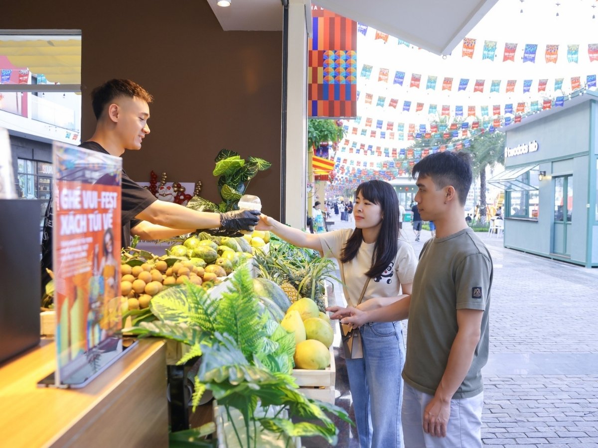 Một đôi giày êm chân sẽ giúp du khách dễ dàng dạo phố, ghé khu ẩm thực, xem biểu diễn và check-in tại nhiều khu vực khác nhau