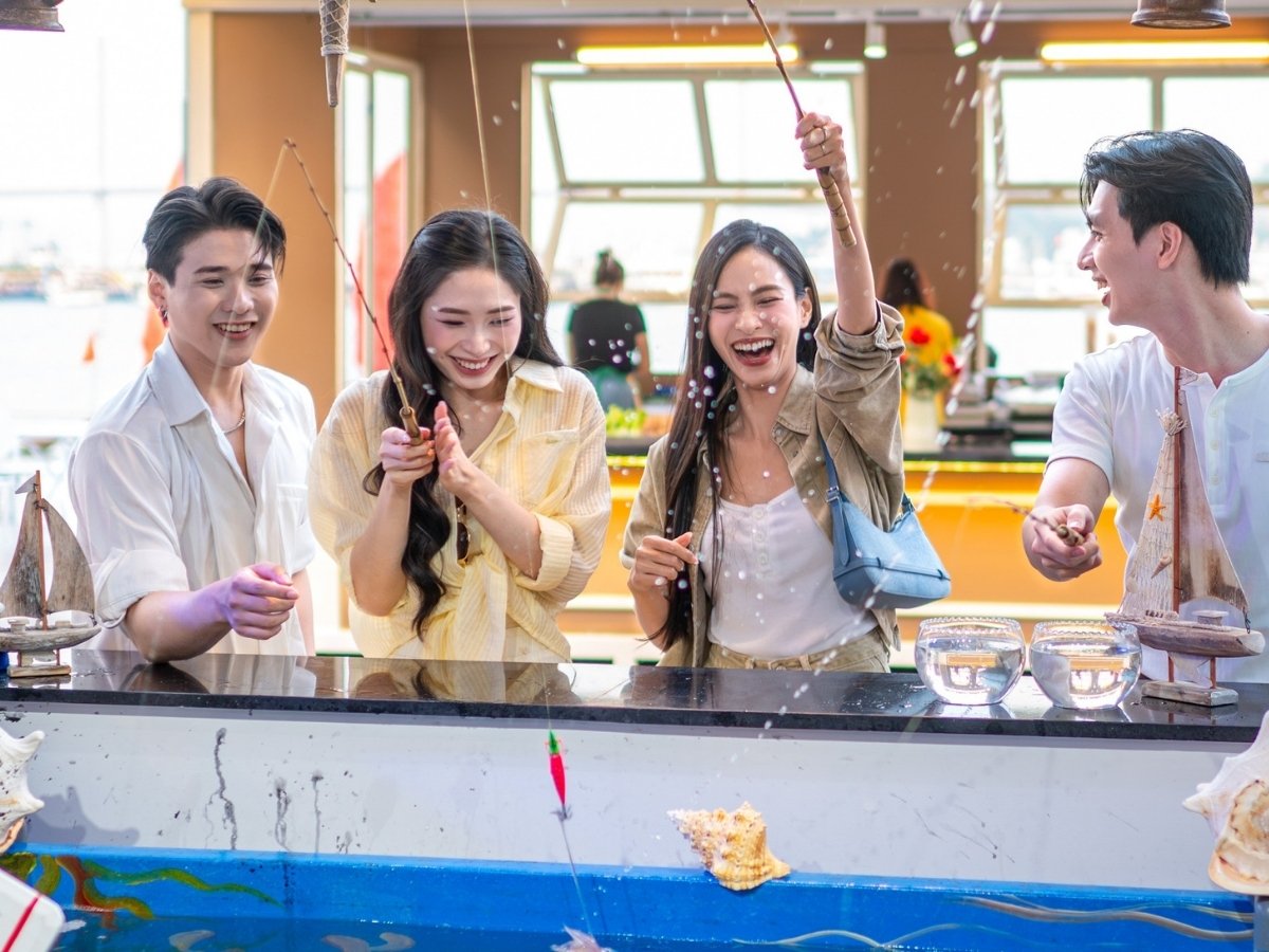 Du khách có thể tham gia các hoạt động tương tác, xem biểu diễn nghệ thuật, khám phá gian hàng và check-in tại nhiều góc phố rực rỡ tại VUI-Fest