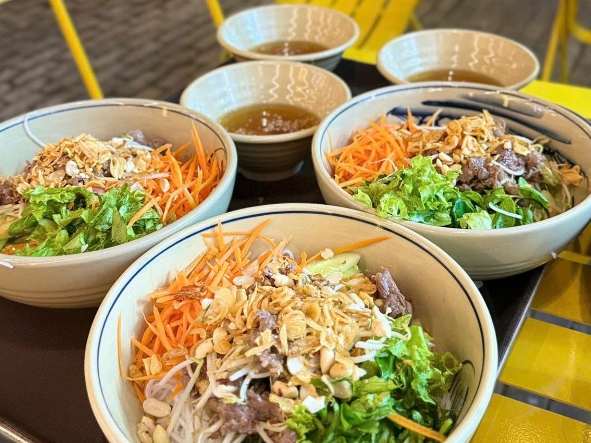 Du khách có thể chọn món ăn nhẹ để vừa thưởng thức vừa dạo phố, hoặc dùng bữa tối trước khi xem biểu diễn và pháo hoa tại VUI-Fest Ha Long