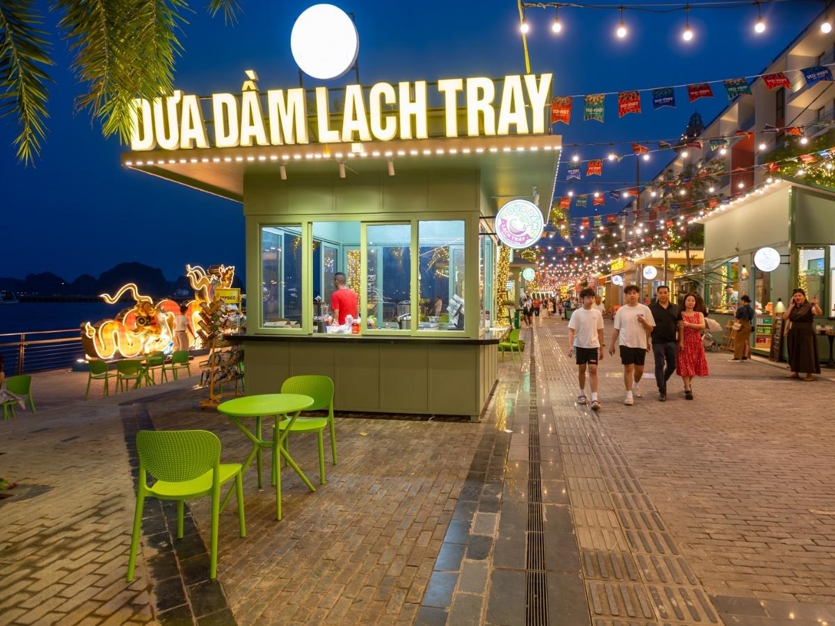 Nếu muốn xem pháo hoa ở vị trí đẹp, du khách nên đến sớm để ăn uống, dạo phố và chọn trước điểm quan sát 