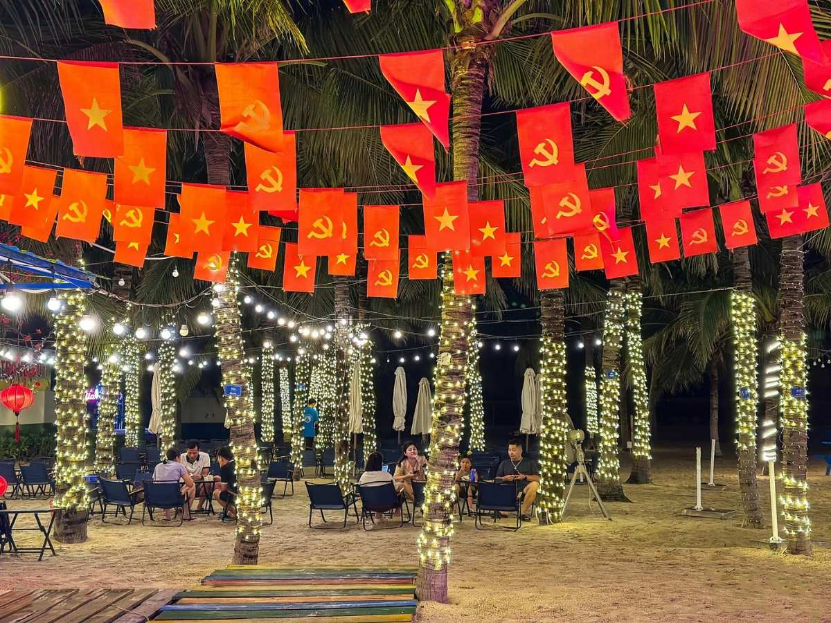 VUI-Fest cũng có khu vực dành riêng để nhóm bạn trò chuyện, cặp đôi thư giãn hoặc gia đình tạm dừng sau khi dạo quanh phố đêm