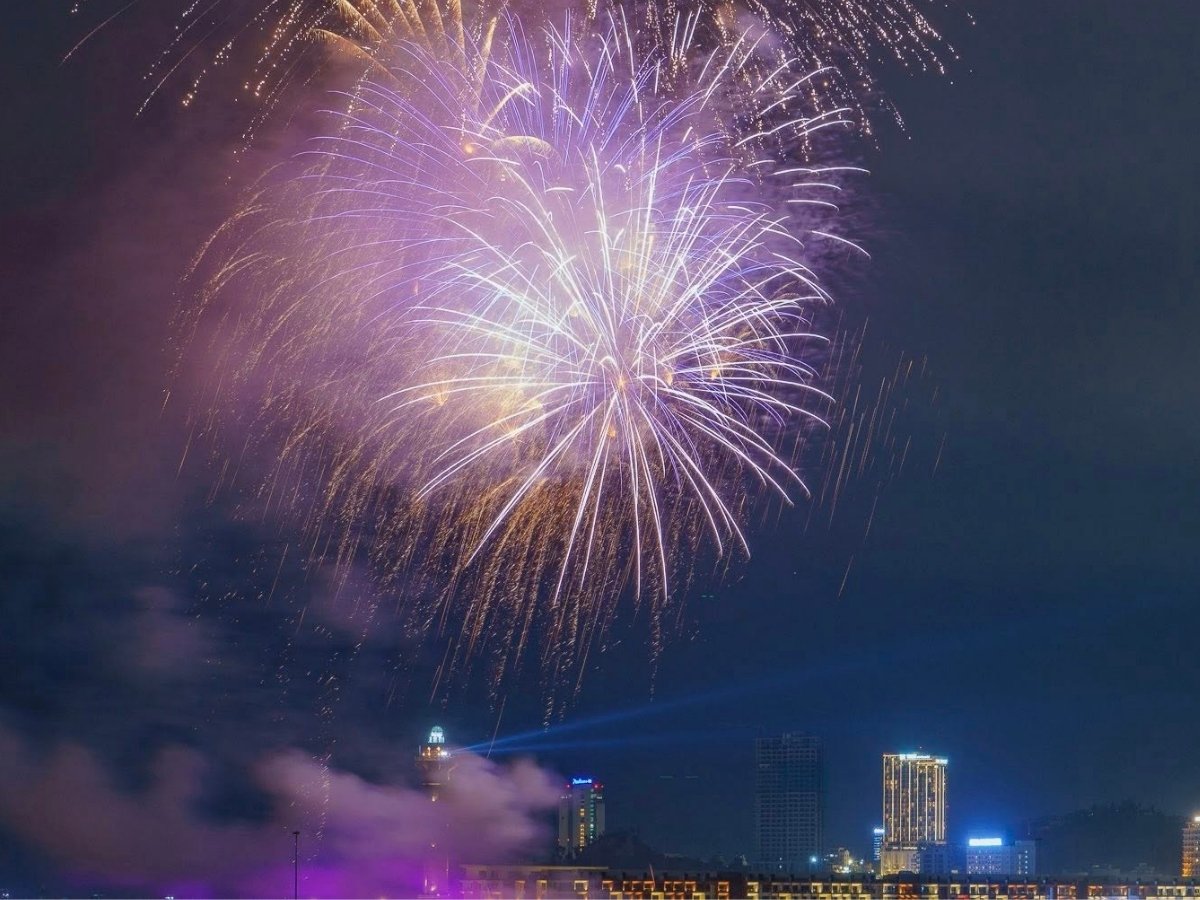 Du khách nên đi VUI-Fest Ha Long vào buổi tối vì đây là thời điểm không gian phố đêm trở nên sôi động nhất 