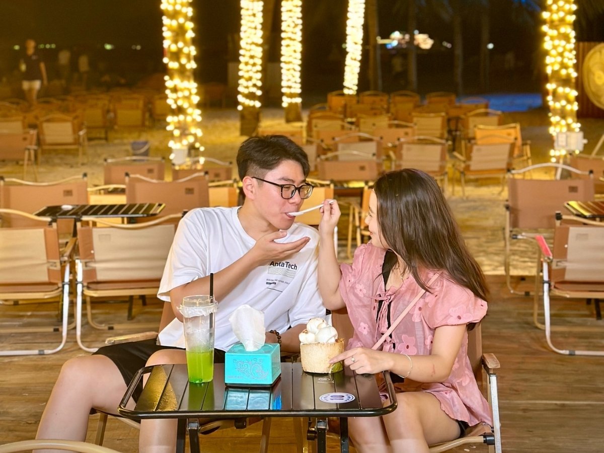 Từ 16:00 đến 18:00, du khách có thể bắt đầu bằng hoạt động dạo Bãi Cháy, chụp ảnh và ăn nhẹ 