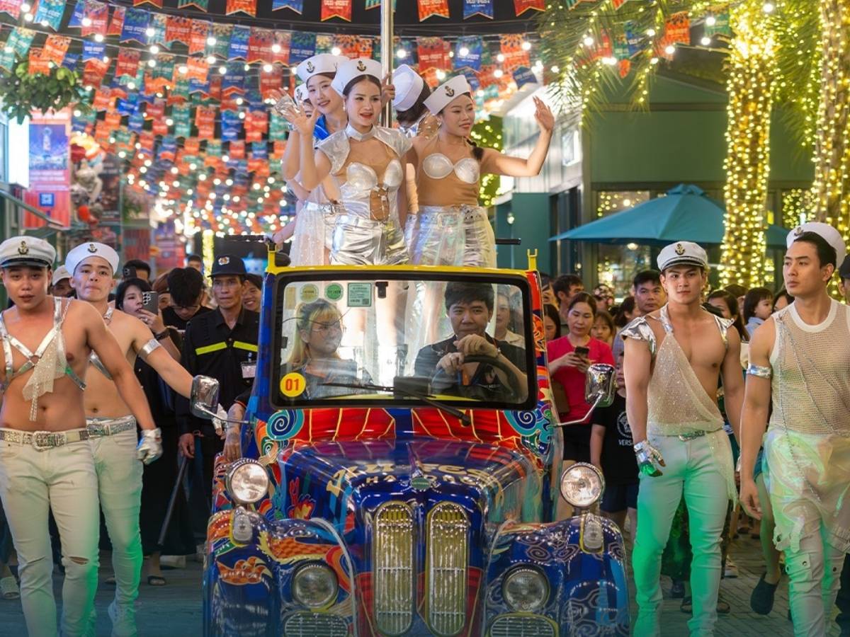 Từ khoảng 16:00, du khách có thể đến VUI-Fest Ha Long để dạo quanh khu phố, chụp ảnh sau đó vui chơi và thưởng thức ẩm thực đến 24:00