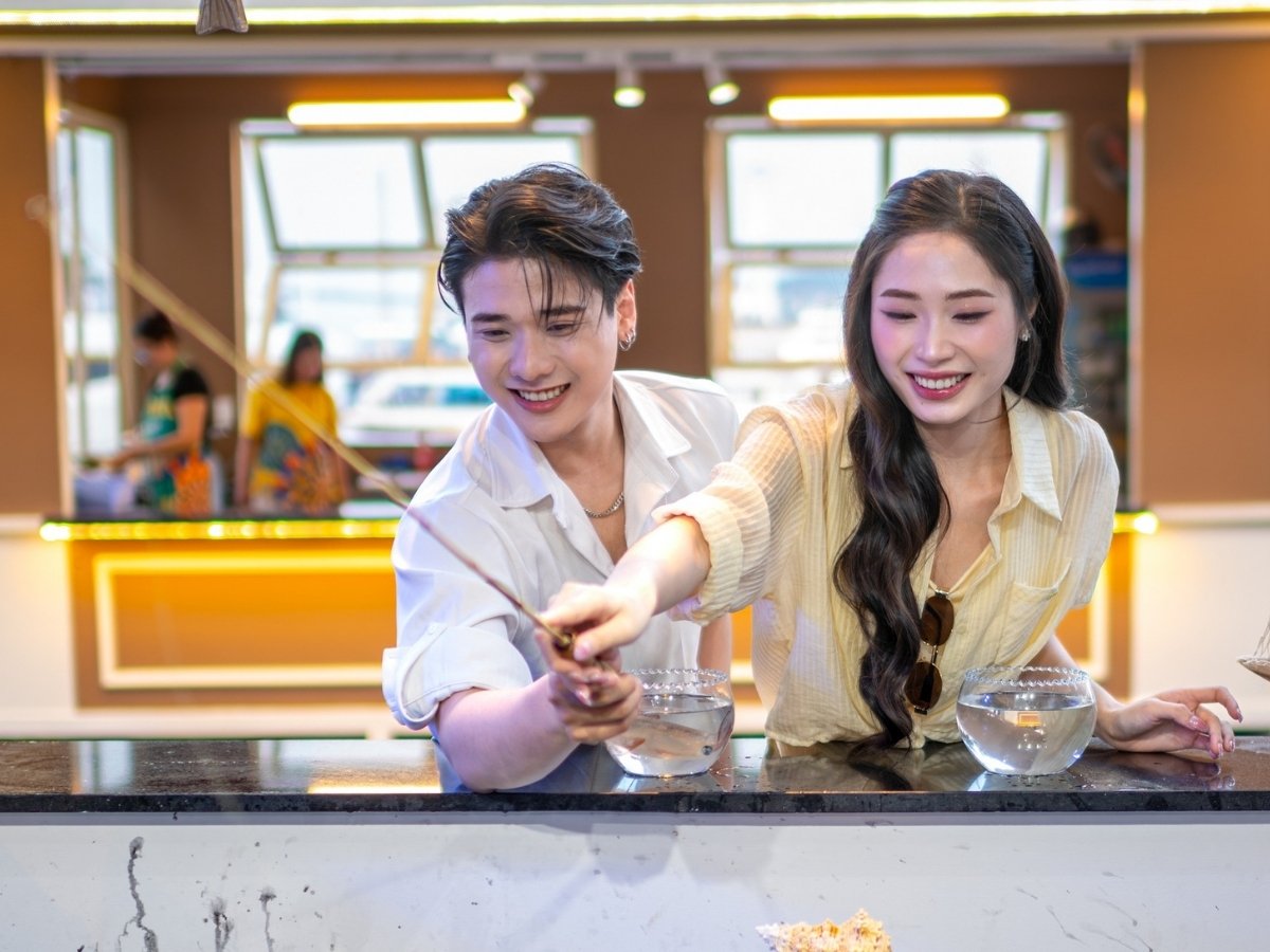 Khung giờ từ 16:00 đến 18:00 là thời điểm để du khách trải nghiệm các hoạt động vui chơi giải trí và thưởng thức ẩm thực tại VUI-Fest Ha Long