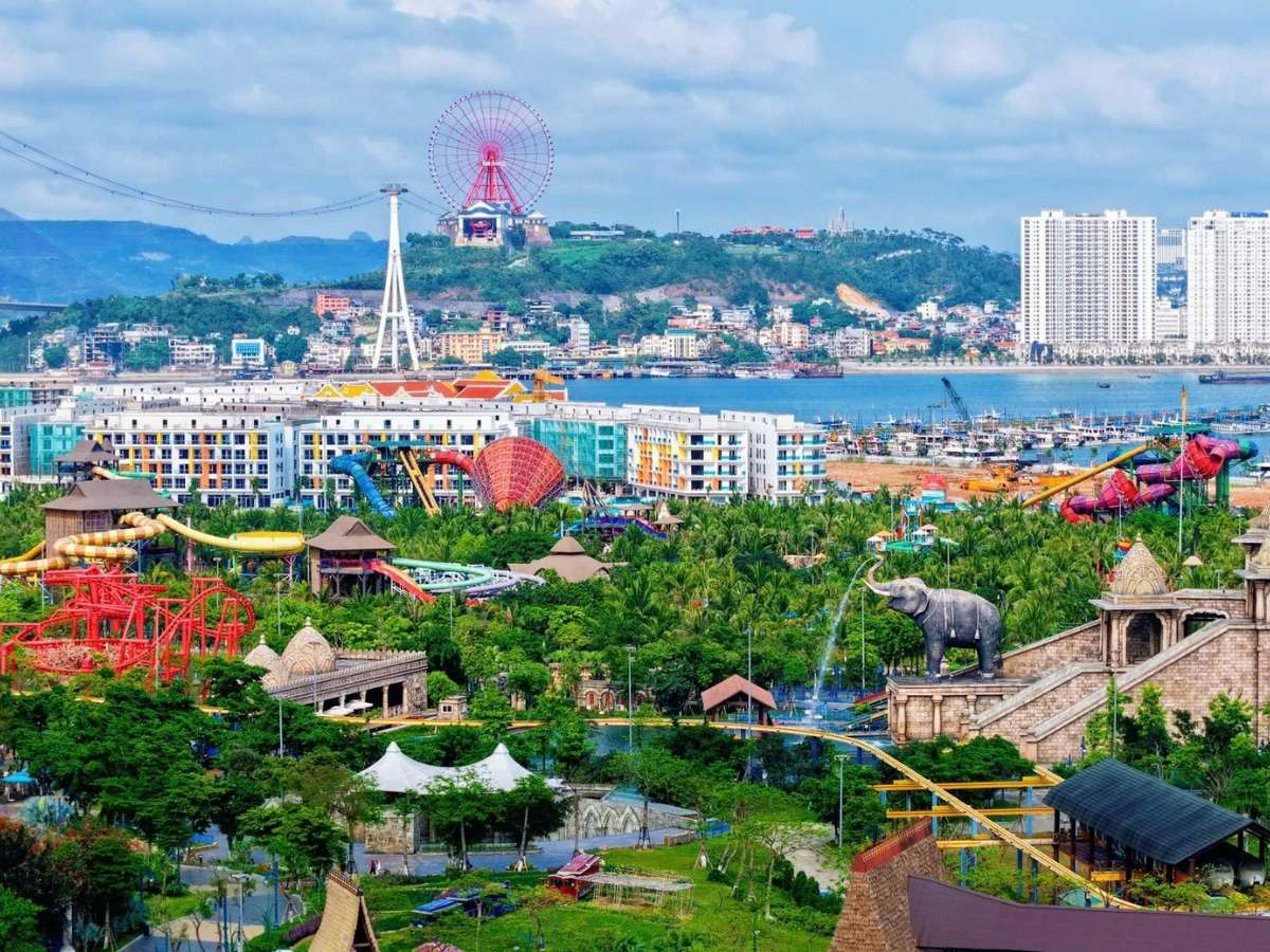 Buổi chiều là thời điểm phù hợp để du khách bắt đầu hành trình tại Sun World Ha Long trước khi trải nghiệm VUI-Fest