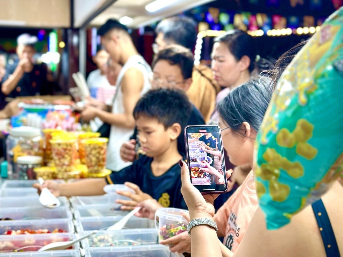 Sau khi tắm biển, dạo Bãi Cháy, du khách có thể tiếp tục ghé VUI-Fest Ha Long để xem biểu diễn, mua sắm và ăn uống