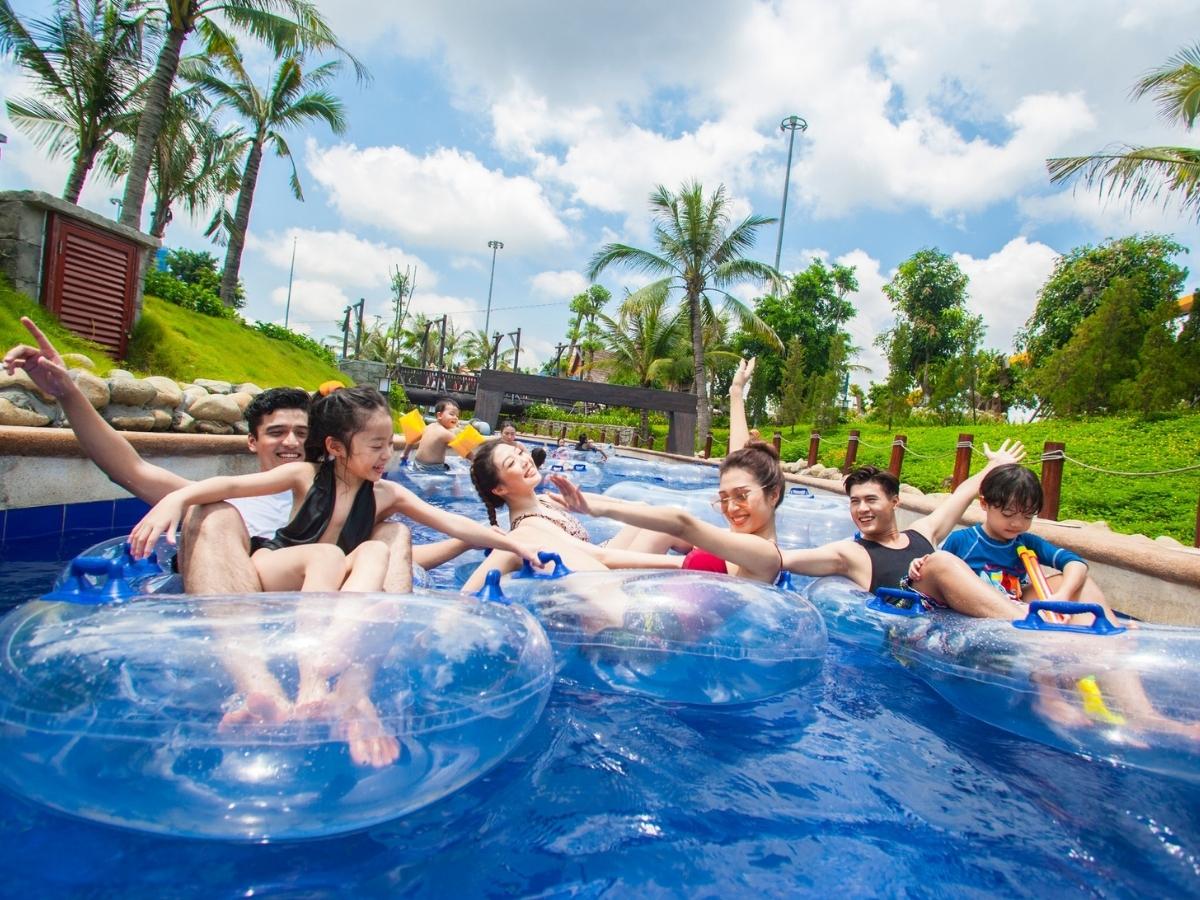Nếu muốn vui chơi trọn ngày tại Bãi Cháy, du khách có thể kết hợp Sun World Ha Long và VUI-Fest Ha Long trong cùng một lịch trình