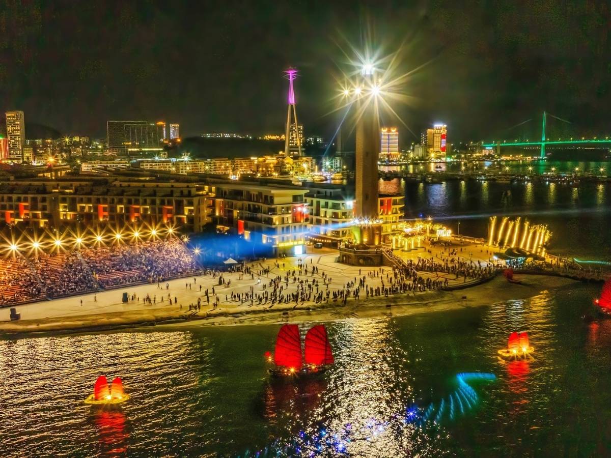 Du khách nên đi VUI-Fest Ha Long từ chiều muộn đến tối, khoảng từ 16h00 trở đi để tận hưởng trọn vẹn ẩm thực, lễ hội đường phố và show ánh sáng