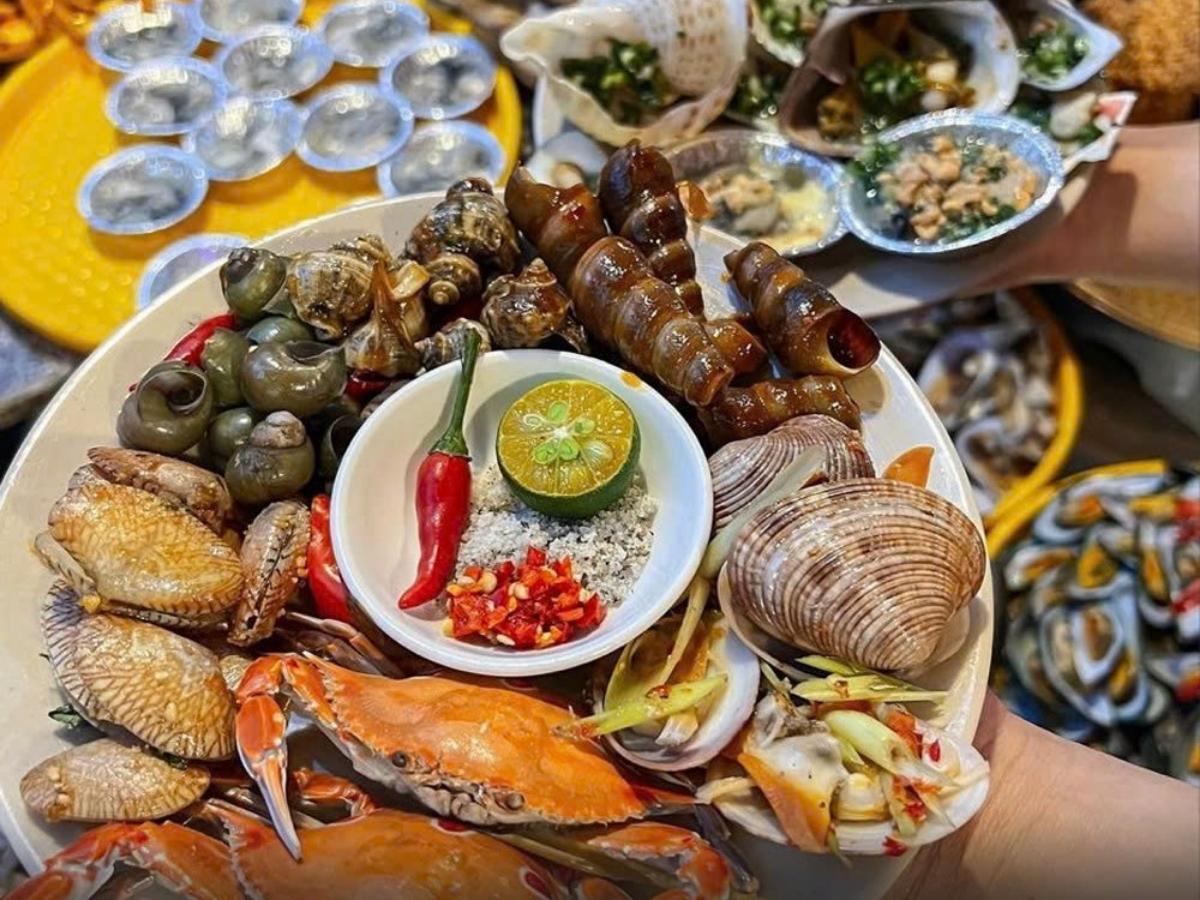 Không gian ẩm thực nằm ngay trong phố đêm, vì vậy du khách có thể vừa ăn uống, vừa tận hưởng âm nhạc và không khí lễ hội Bãi Cháy
