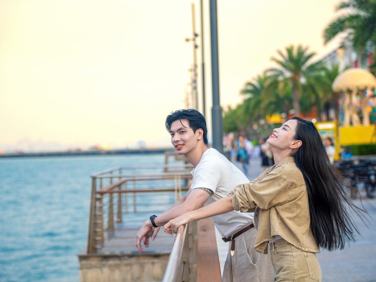 Không gian tại VUI-Fest Ha Long được thiết kế mở, nằm gần bờ vịnh nên mang lại cảm giác thoáng đãng và dễ chịu khi di chuyển