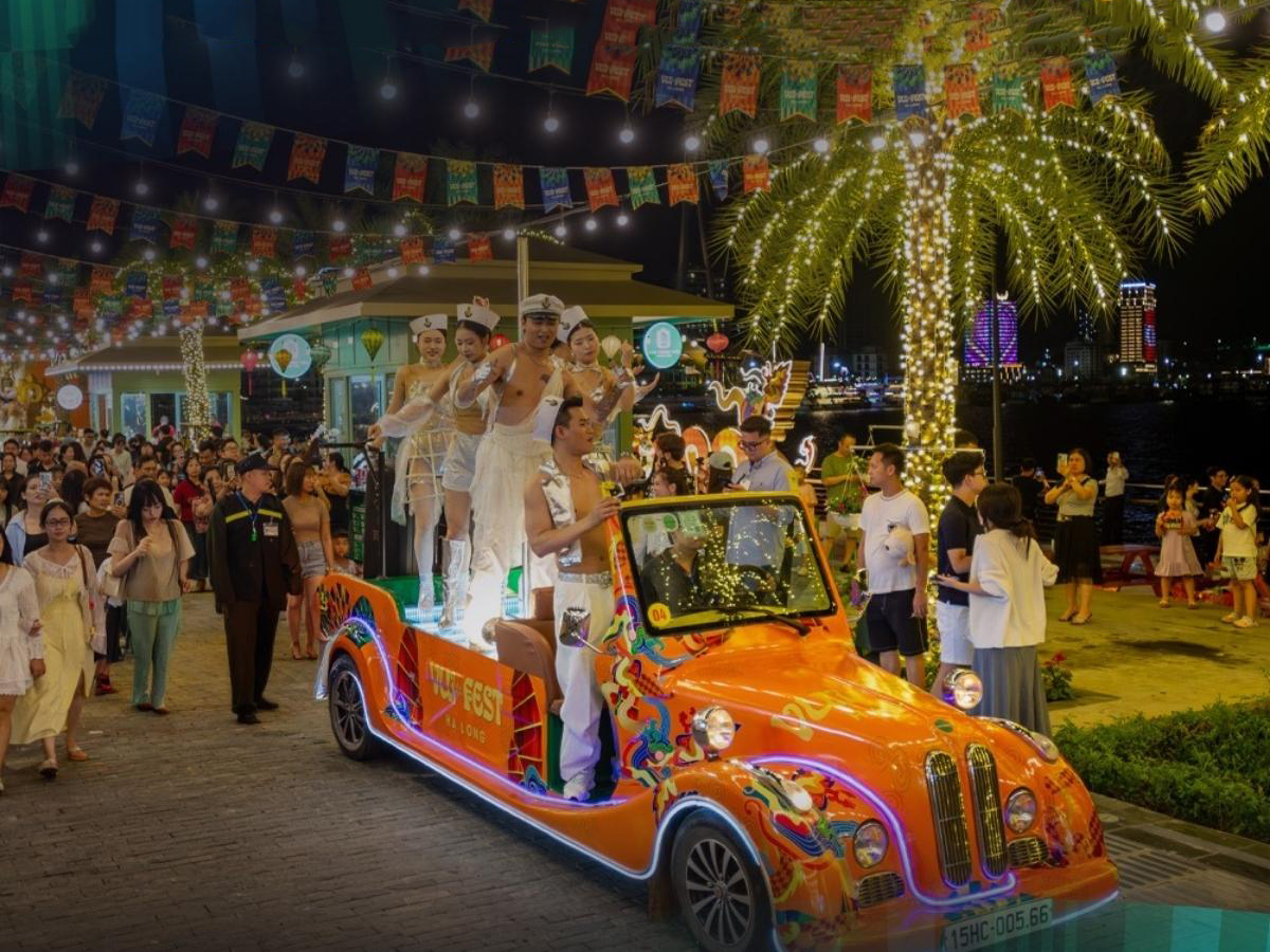 Du khách có thể vừa ăn uống, vừa xem biểu diễn và tham gia các hoạt động giải trí tại VUI-Fest Ha Long mà không cần di chuyển xa 