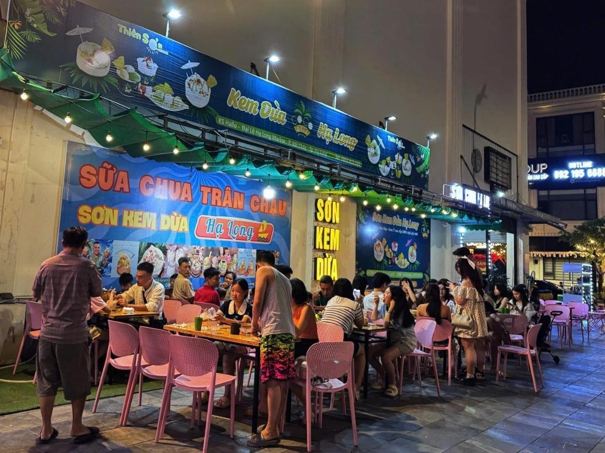 Du khách có thể ngồi nghỉ, trò chuyện, thưởng thức ẩm thực và ngắm cảnh biển về đêm tại các quán ăn ven biển Hạ Long