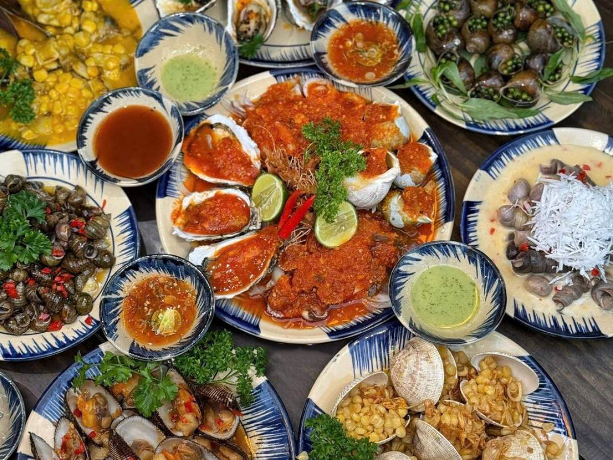 Hạ Long nổi tiếng với hải sản, vì vậy ăn tối tại các quán hải sản là trải nghiệm không nên bỏ qua